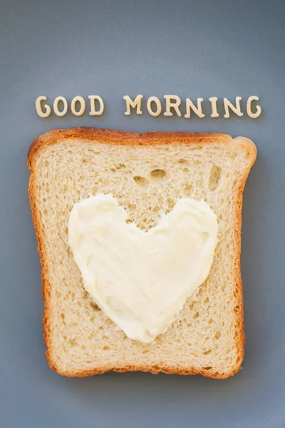 Smörgås till frukost i form av hjärta med ost på en blå tallrik inskription bra morgon, närbild — Stockfoto