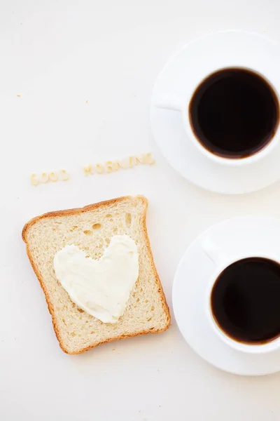 Sandwich zum Frühstück in Herzform mit Käse - Guten Morgen und zwei Kaffeetassen — Stockfoto