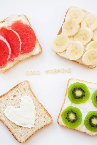 Brillante mezcla de sándwiches para el desayuno (frutas, verduras, pescado) inscripción buenos días — Foto de Stock