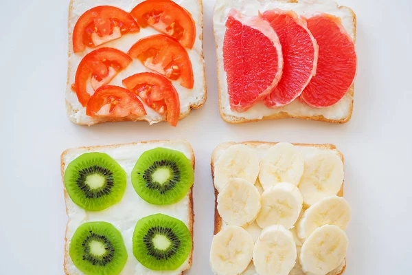 Brillante mezcla de sándwiches para el desayuno (frutas, verduras, pescado ) — Foto de Stock