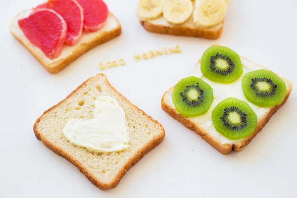 Яскрава суміш бутербродів на сніданок, добрий ранковий напис — стокове фото