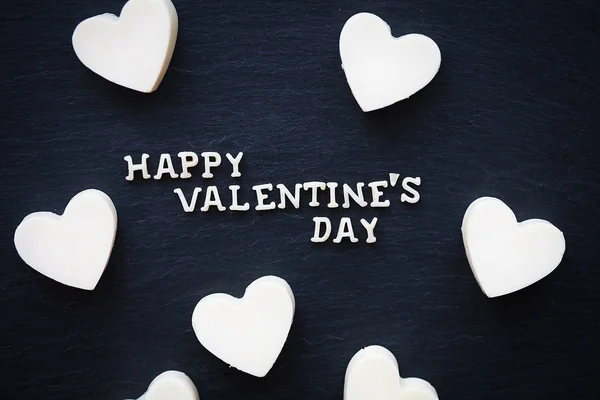 Цукерки білий шоколад в серці - напис Щасливий Валентин, крупним планом — стокове фото
