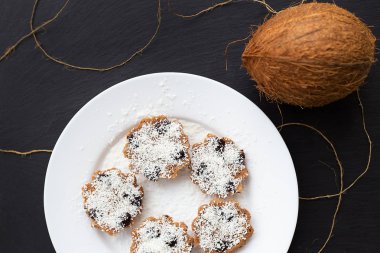 bir kara tahta üzerinde beyaz bir tabakta tatlı Hindistan cevizi kek.