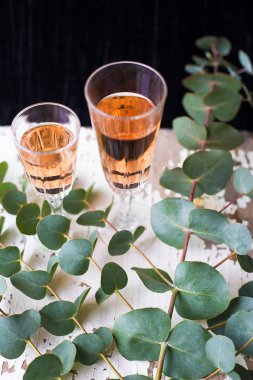 Okaliptüs dalları gül şarap ile eski bir tabloda.