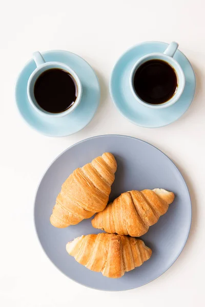 Cup of coffee with croissant on white background — Stock Photo, Image