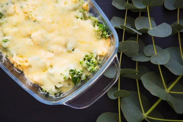 Auflauf mit Brokkoli, Käse und Sahne, Nahaufnahme. — Stockfoto