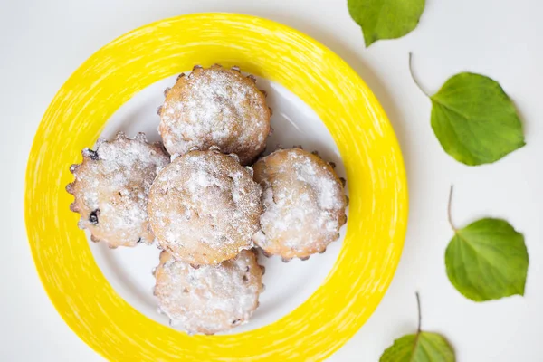 Belle torte con zucchero a velo su un piatto giallo . — Foto Stock