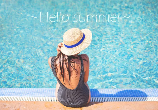 Menina bonita em um maiô perto da piscina, inscrição oi verão . — Fotografia de Stock