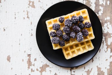 Lezzetli ve güzel Belçika waffle ile böğürtlen, yakın çekim