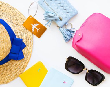 Tatil - şapka, gözlük, pasaport, kozmetik çantası, çanta için hazırlık. Yakın çekim