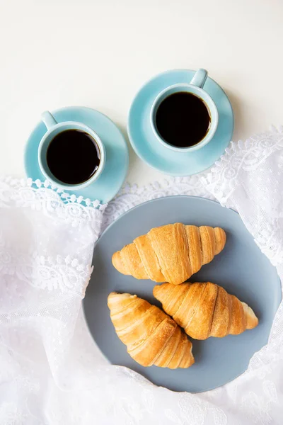 Cup of coffee with croissant — Stock Photo, Image