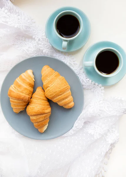 Kopje koffie met croissant — Stockfoto