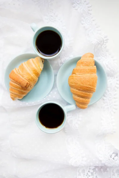 クロワッサンとコーヒーを飲みながら — ストック写真