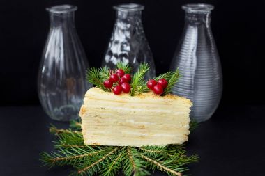 Çocuk oyuncağı ağaç ve çilek vazo siyah bir zemin üzerine dekore edilmiştir