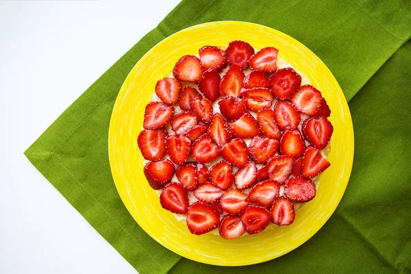 美丽的草莓蛋糕在桌上, 绿色餐巾 — 图库照片