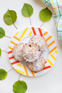 bir tabak yeşil yaprakları ve havlu ile renkli kek