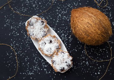 Siyah arka planda hindistan cevizli kekler