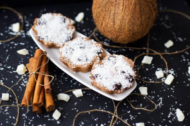 Siyah arka planda hindistan cevizli kekler