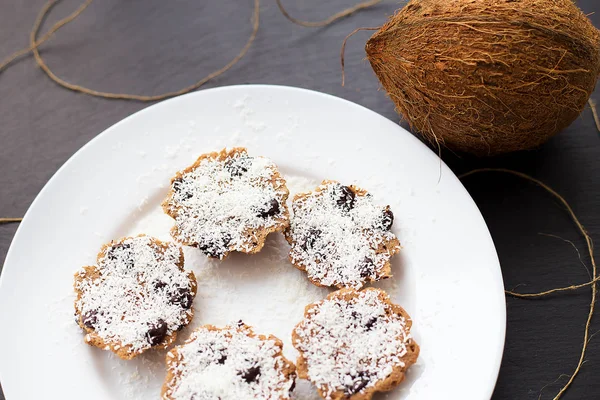 Muffinki kokosowe na czarnym tle — Zdjęcie stockowe