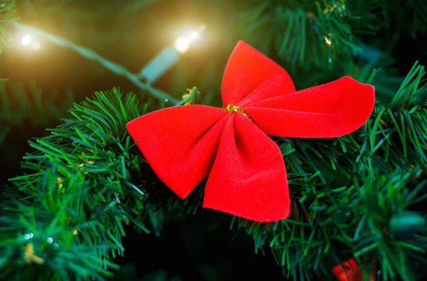 Decoração de Natal com luzes guirlanda — Fotografia de Stock