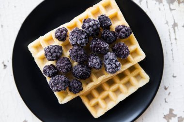 Böğürtlen ile lezzetli ve güzel Belçika waffle