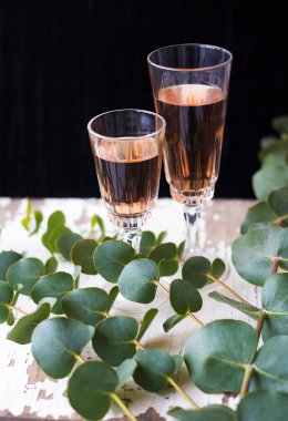 Bir bardak gül şarabı.