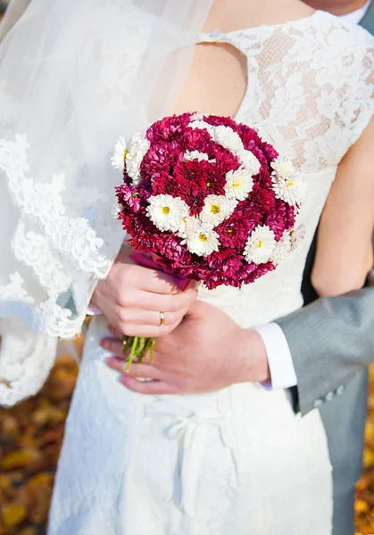 新娘和新郎举行的彩色花束的形象 — 图库照片