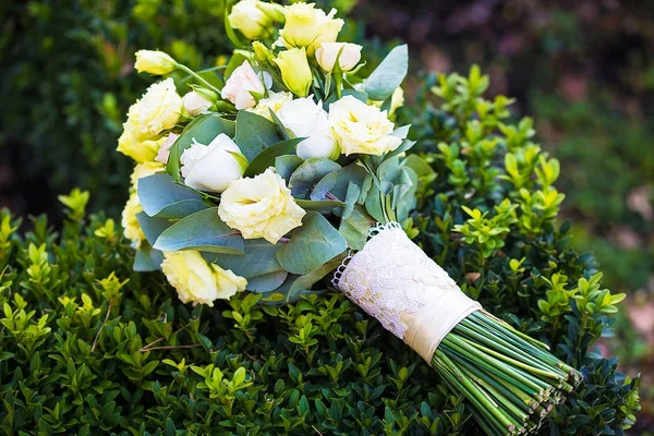 Красивый свадебный букет, лежащий на зеленой траве — стоковое фото