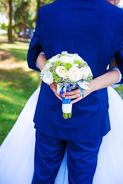 Hermosos novios. Feliz novia y novio en su boda abrazos —  Fotos de Stock