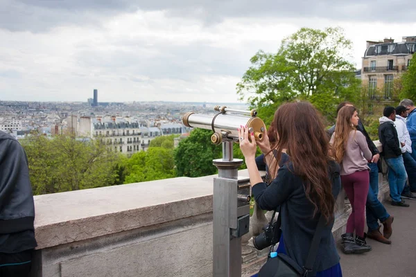 パリ, フランス - 2013 年 5 月 13 日: 若い美人モンパルナスの展望台にパリ、フランスの建物. — ストック写真