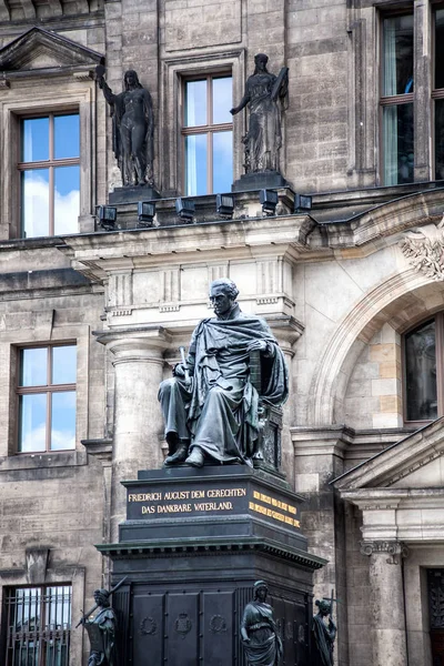 Scultura di Friedrich August a Palazzo Zwinger. Dresda. Germania. Monumento storico Re — Foto Stock