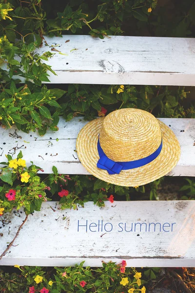 Соломенная шляпа и очки на деревянной лестнице в окружении зеленого-привет летом — стоковое фото