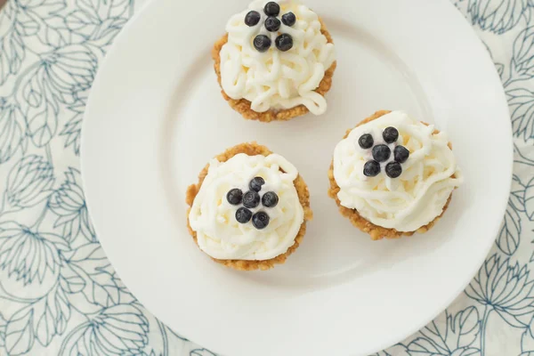 Cupcake fatto in casa con mirtilli, panna e bacche fresche — Foto Stock