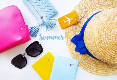 Tatil - şapka, gözlük, pasaport, kozmetik çantası, çanta için hazırlık. Yaz yazıt