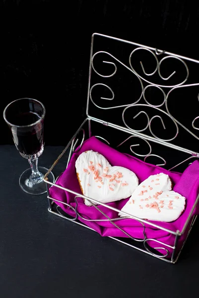 心の形をしたワインとクッキーのグラスは棺の中にあり — ストック写真