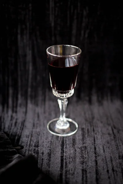 Bonita copa de vino tinto sobre fondo negro Terciopelo — Foto de Stock