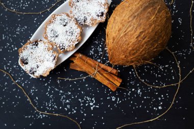 Siyah arka planda hindistan cevizli kekler