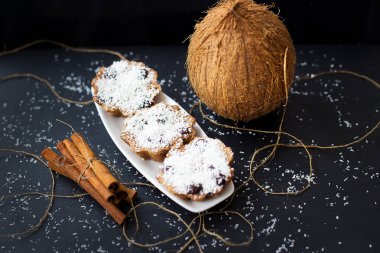 Siyah arka planda hindistan cevizli kekler