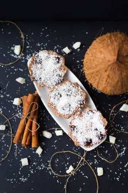 Siyah arka planda hindistan cevizli kekler