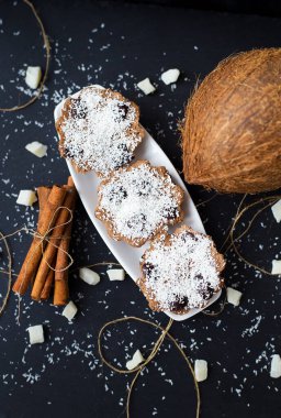 Siyah arka planda hindistan cevizli kekler