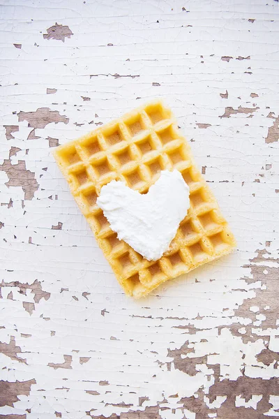 Waffles belgas muito bonitas em uma mesa velha. — Fotografia de Stock