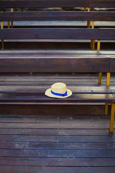 Шляпа лежит на красивой деревянной скамейке. Болгария, Несебр — стоковое фото