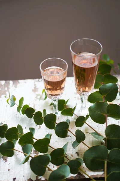 Ramas de eucalipto con una copa de vino de rosas — Foto de Stock