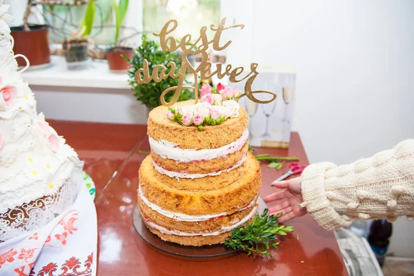 Big beautiful wedding cake and fresh roses — Stock Photo, Image
