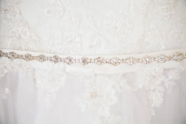 A beautiful white wedding dress close seup shot — стоковое фото