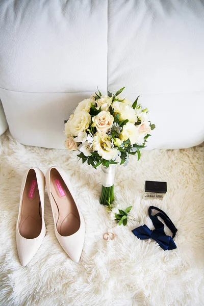 Wedding accessories: shoes, rings, boutonnieres, spirits, bow tie — Stock Photo, Image