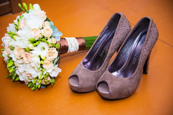 Wedding accessories brown shoes and bridal bouquet — Stock Photo, Image