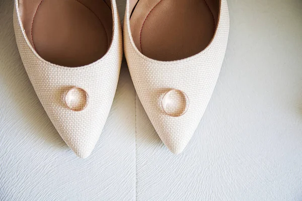 Beautiful beige wedding shoes and wedding rings — Stock Photo, Image