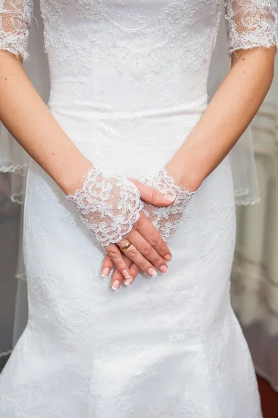 Hermosas manos de novia en guantes blancos de cerca — Foto de Stock