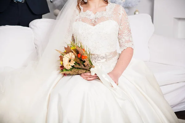 Beautiful wedding bouquet in hands of bride — Stock Photo, Image